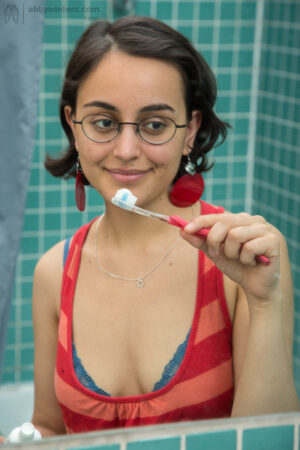 Nerdy exotic girl in glasses Yasmeena fingering her minge in the bath