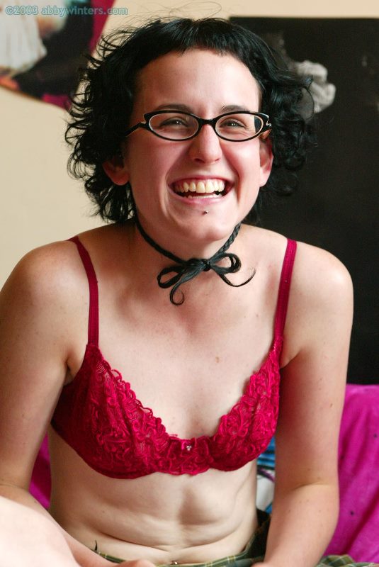 thick-bottomed-amateur-alice-wearing-glasses-and-showing-hairy-triangle5.jpg